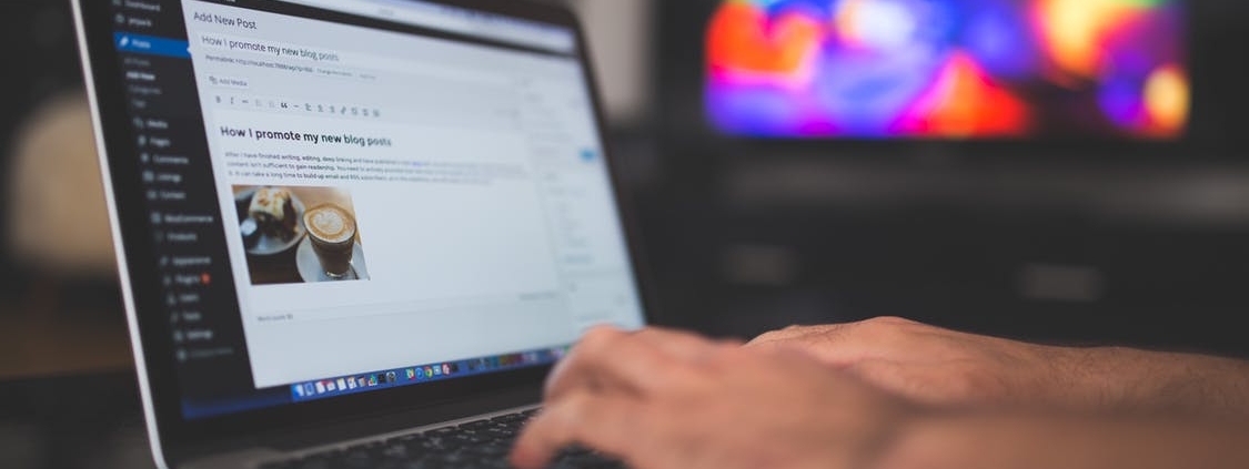 Man using Gutenberg editor on his laptop.