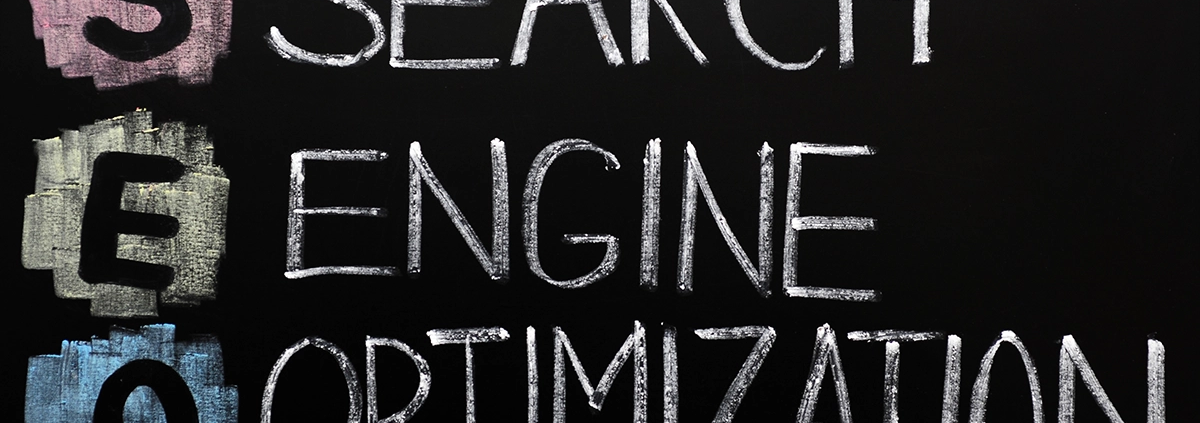 A blackboard showing the acronym SEO and what it stands for.