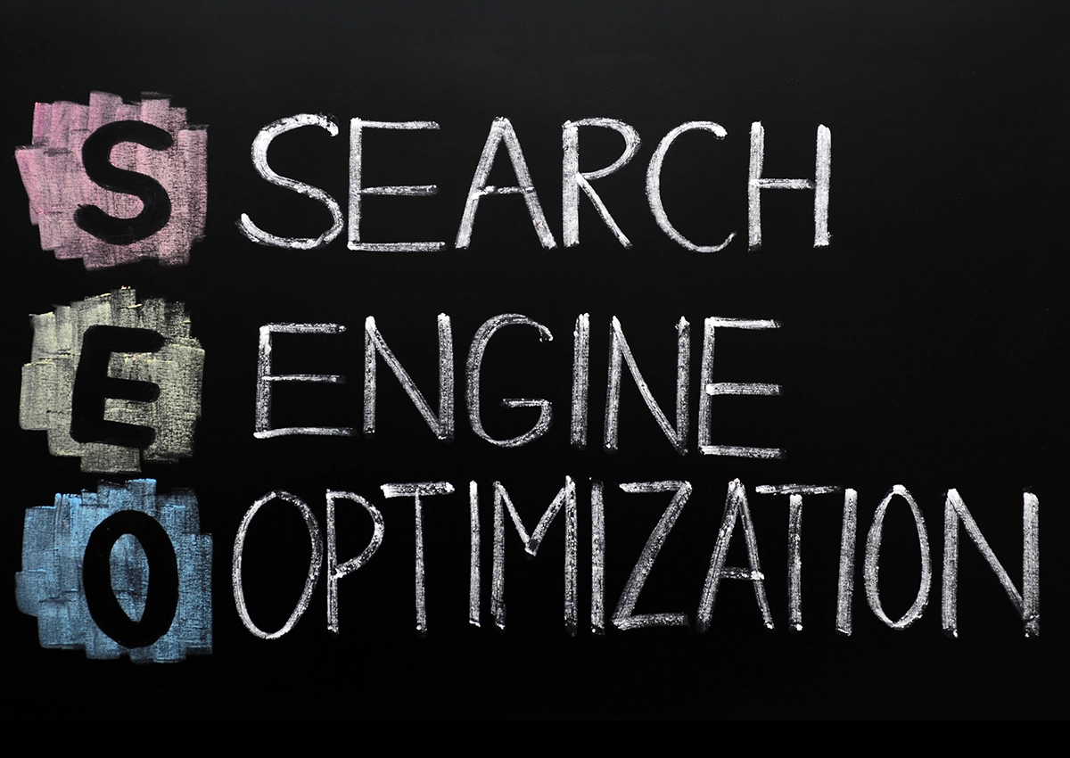 A blackboard showing the acronym SEO and what it stands for.